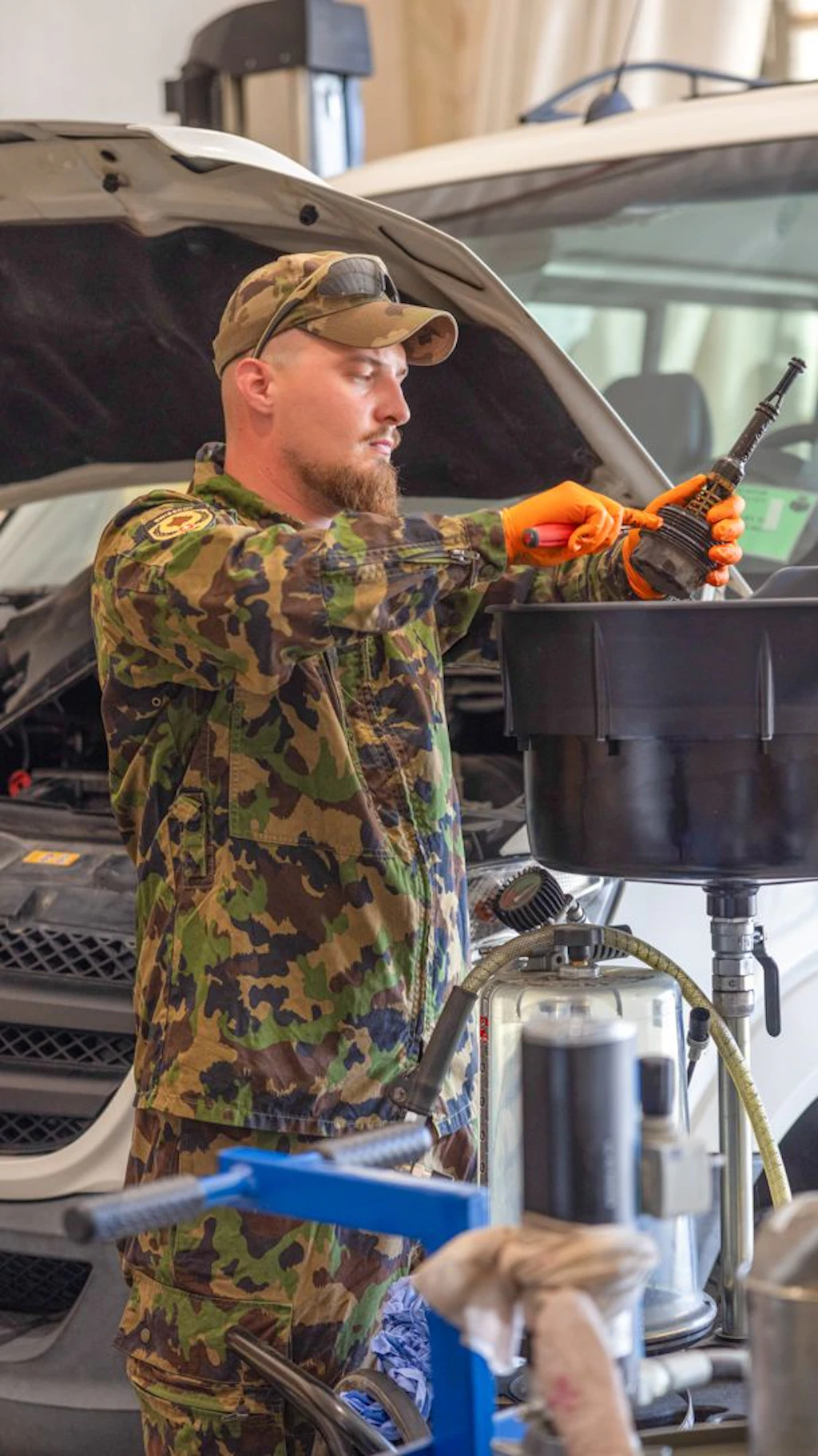 In der Werkstatt Bravo stehen die «leichten» Fahrzeuge des Kontingents im Mittelpunkt. Dazu gehören die Wartung und Reparatur von G-Klassen, Sprintern und Duros.