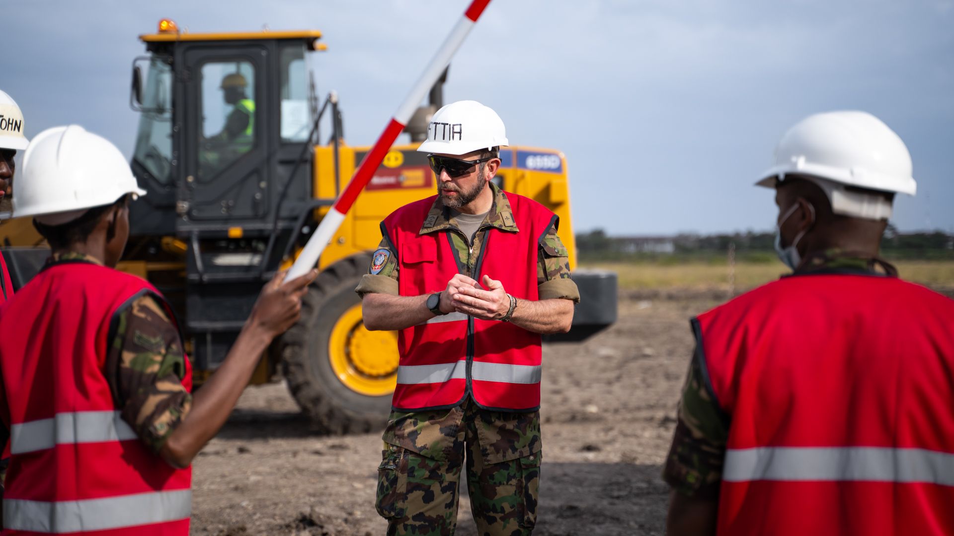 Der Schweizer Projektoffizier koordiniert die Aktivitäten der Kursteilnehmenden.