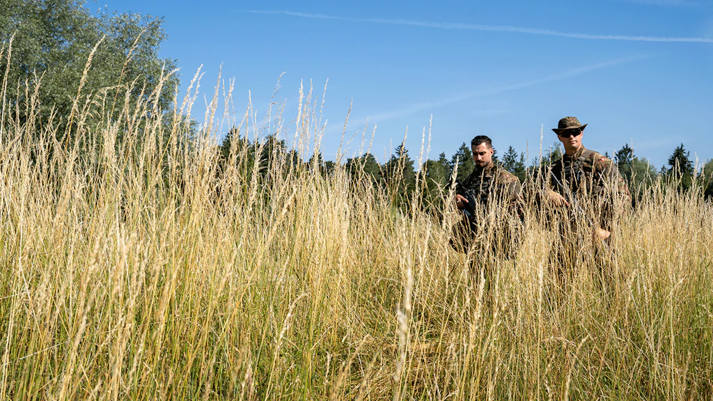 Zwei Soldaten suchen Weg ab.