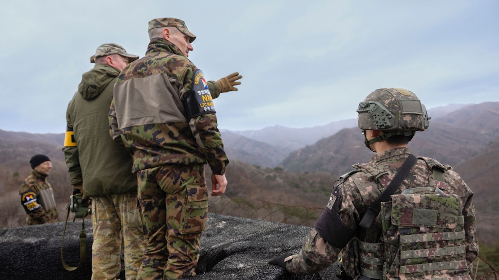 Als Angehöriger der neutralen und unabhängigen NNSC kann Oberstleutnant Livio Räber während einer UNCMAC-Inspektion zudem andere Perspektiven in die südkoreanischen Einheiten einbringen, mögliche Risiken durch Aufklärung und Sinnvermittlung minimieren sowie allfällige kritische Situationen deeskalieren. Im Bild blickt er von einem südkoreanischen Guard Post in Richtung Nordkorea.
