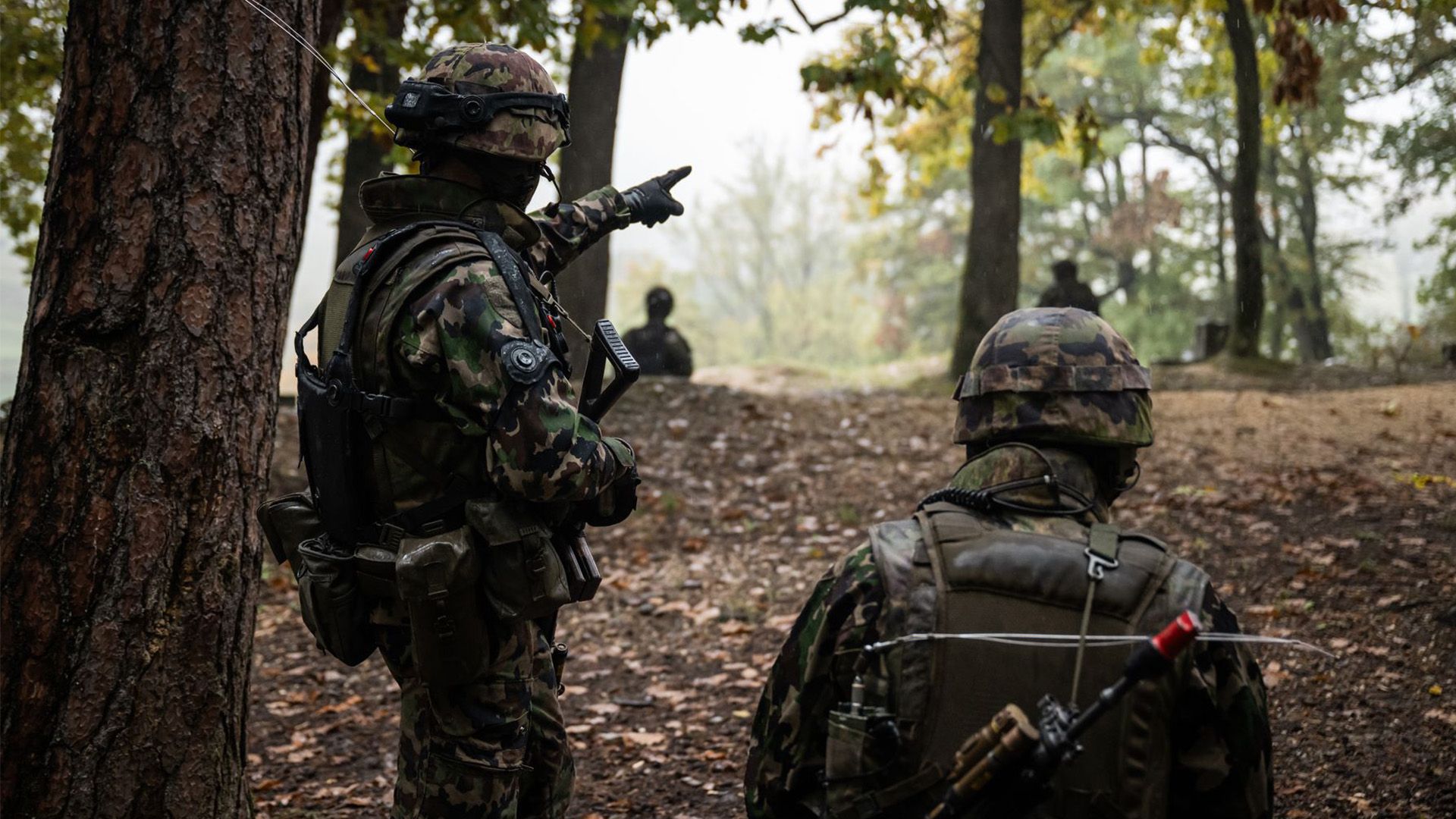 Angehöriger der Armee (AdA) gibt Anweisungen