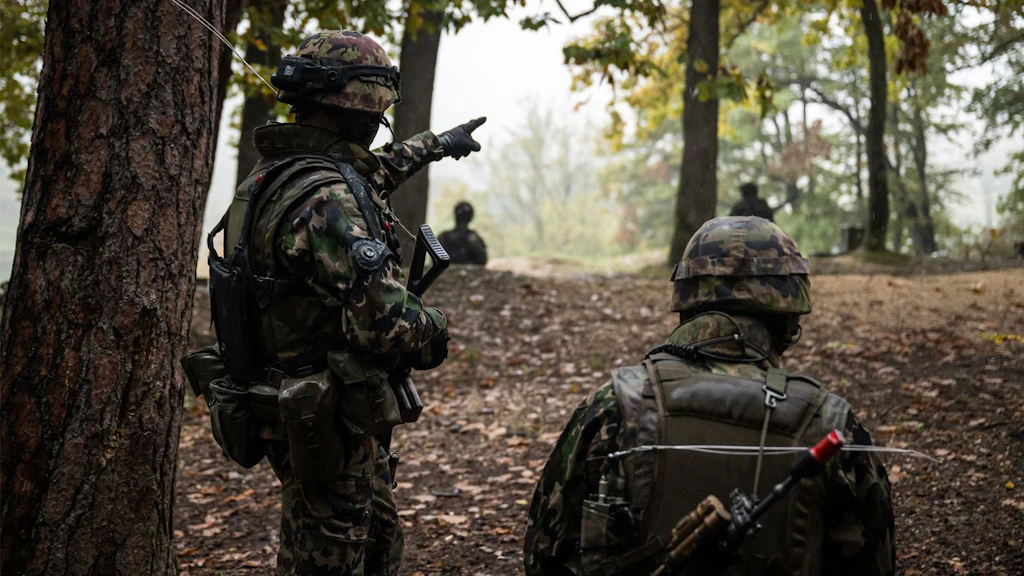 Angehöriger der Armee (AdA) gibt Anweisungen