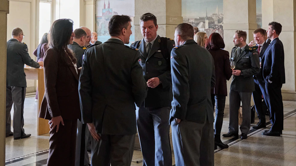 Teilnehmende beim Imbiss