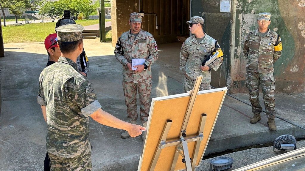 Vor jeder Inspektion eines südkoreanischen Guard Posts durch die UNCMAC findet eine Lagebesprechung statt. Als Operationsoffizier der NNSC ist es die Aufgabe von Oberstleutnant Livio Räber (3.v.r.) sämtliche Tätigkeiten der UNCMAC unabhängig und unparteiisch zu überprüfen.