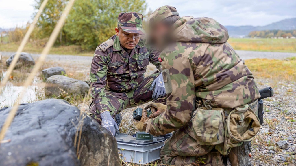 Die Kampfmittelbeseitiger der Schweizer Armee und Major Ali Abdulkadir, ausgebildeter Kampfmittelbeseitiger der kenianischen Armee und seit 2023 als Instruktor am IPSTC tätig, tauschten ihr Know-how aus und profitierten gegenseitig von den unterschiedlichen Stärken.