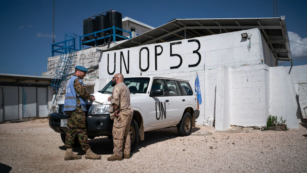 Patrouillenfahrten ab den Beobachtungsposten dienen nicht nur der Überwachung der Waffenstillstandsabkommen, sondern auch dem Austausch mit der lokalen Bevölkerung. Im Bild bespricht ein Militärbeobachterteam vor dem OP53 auf dem Golan (israelische Seite) die geplante Route.
