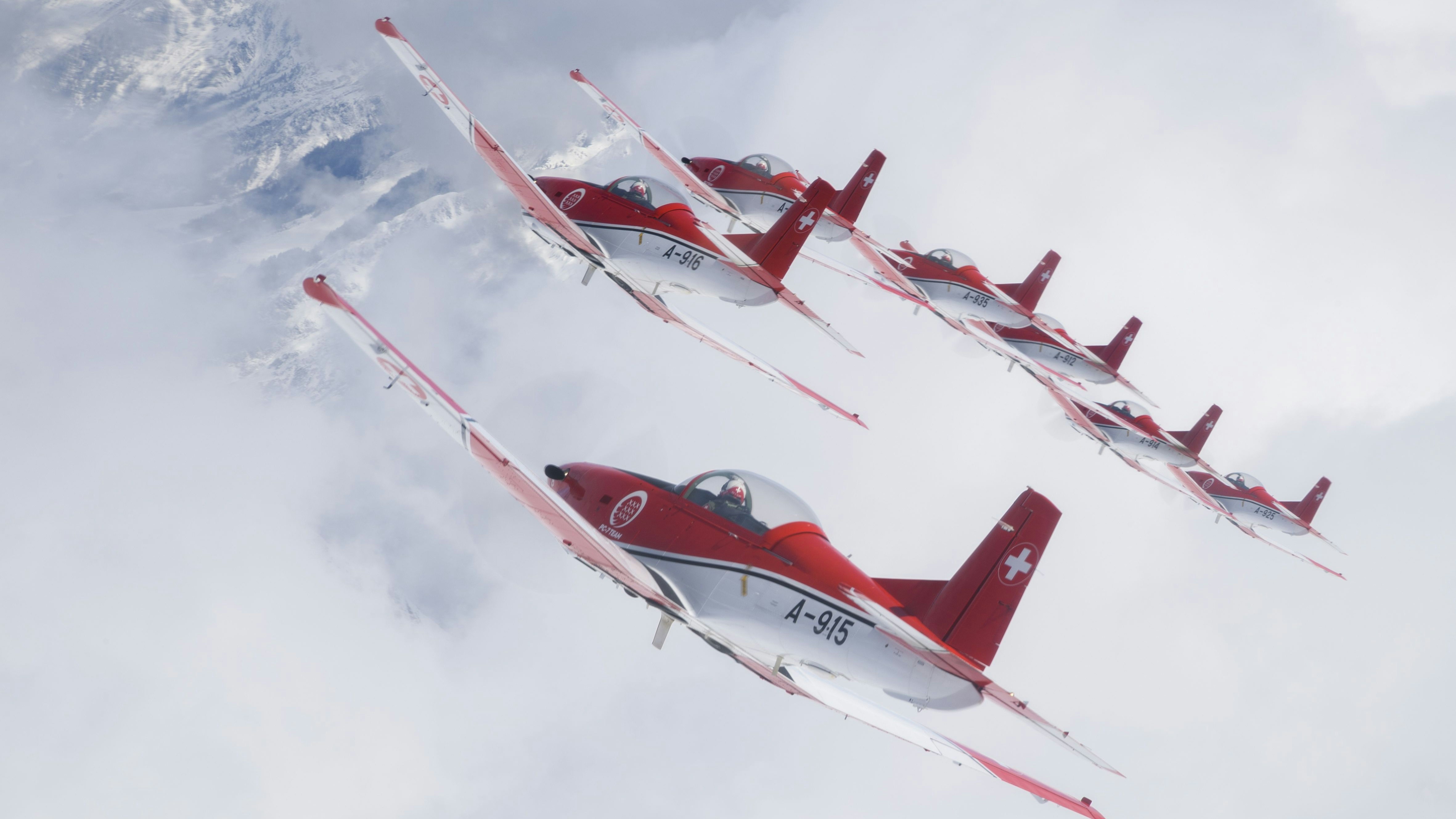 Verschiebung während Trainingskurs, es wurden nur 8 Flugzeuge überflogen. Region westlich Wassen, PIlatus PC-7 A-915, A-916, Aufnahmerichtung ESE