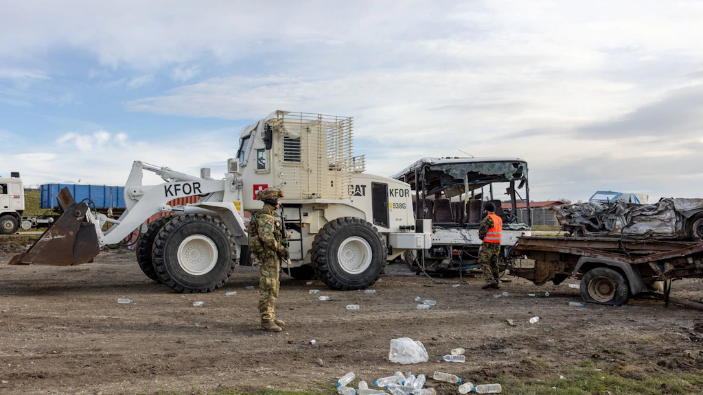 Der Übungsleiter beaufsichtigt die multinationale MSD-Übung.
