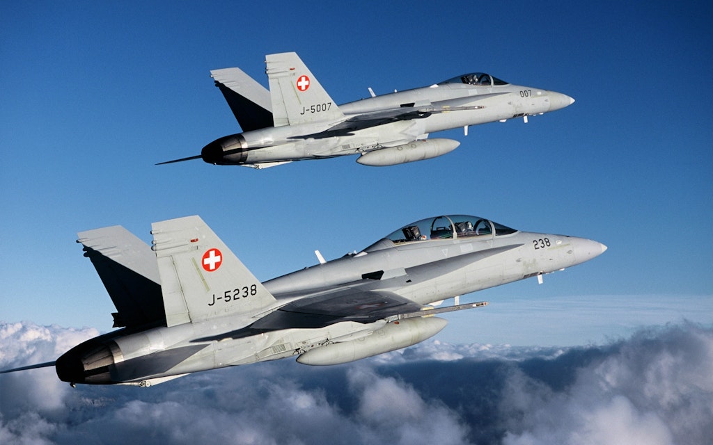 1 F/A-18C und 1 F/A-DLetzter Staffelflug Jamie und D‰hli    LW Kalender 2006