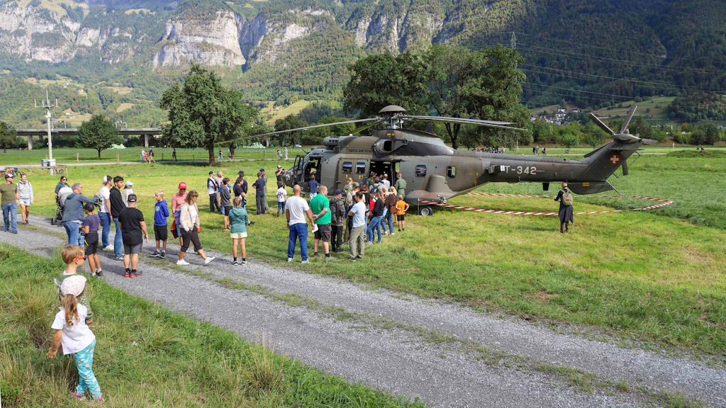 Besuchende stehen an, um den Super Puma zu besichtigen.