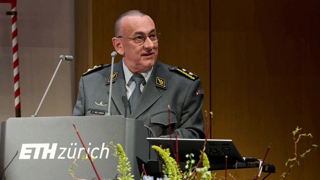 Divisionär René Wellinger am Rednerpult.