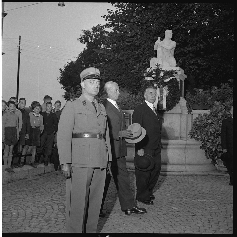 "Generalbesuch in Herisau", Reportage General Henri Guisan Besuch in Herisau 1950, Aussenaufnahme Aufmarsch vor dem Soldatendenkmal, 09.1950, Fotograf: Werner Schoch