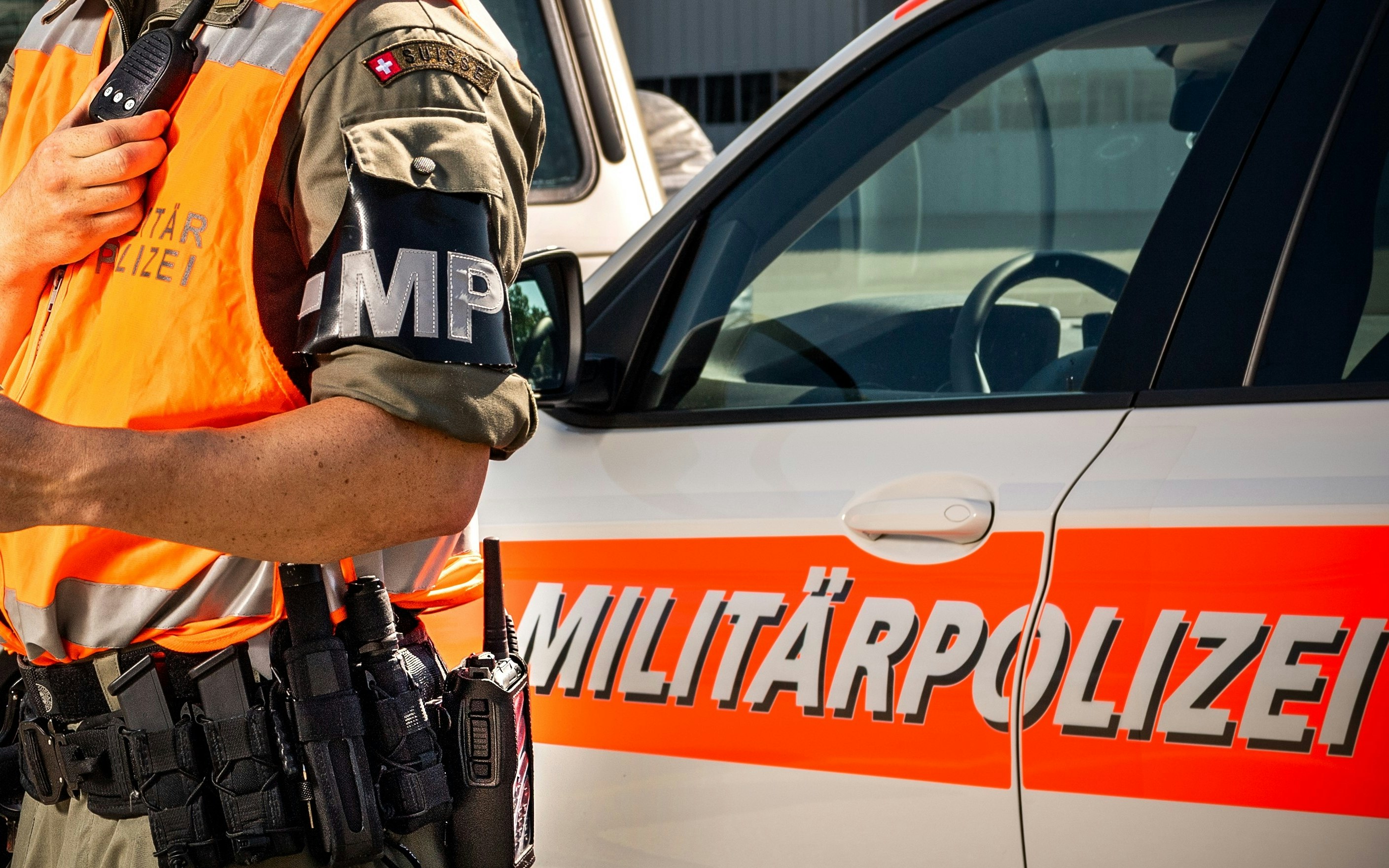 Policier militaire, appareil radio TPH900, garde, contrôle d'accès, contrôle