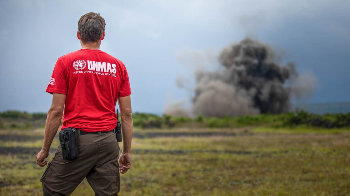 Das Milizsystem hat seine Grenzen, denn die Armee bildet nicht genügend Spezialisten aus, um mit Freiwilligen im Rahmen von friedensfördernden Missionen über mehrere Jahre hinweg bestimmte Positionen zu besetzen. Deshalb besteht nun für gewisse Armeeangehörige die Möglichkeit eine längerfristige Karriere im Bereich der militärischen Friedensförderung zu planen.