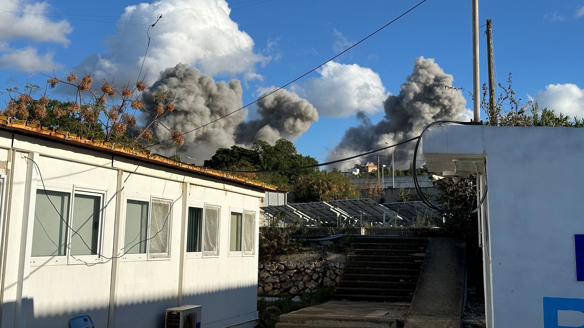 Major Peter König konnte mitverfolgen, wie ein israelischen Luftschlag im Dorf Naqoura einschlug. Im Vordergrund ist das Gebäude des OGL-Hauptquartiers zu sehen.