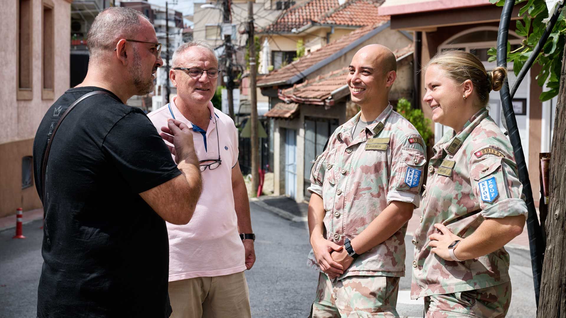 Sie sind die Augen und Ohren der KFOR vor Ort: Die Liaison and Monitoring Teams (LMT) der Kosovo Force (KFOR) sammeln sicherheitsrelevante Informationen im direkten Austausch mit der Bevölkerung und lokalen Behörden.