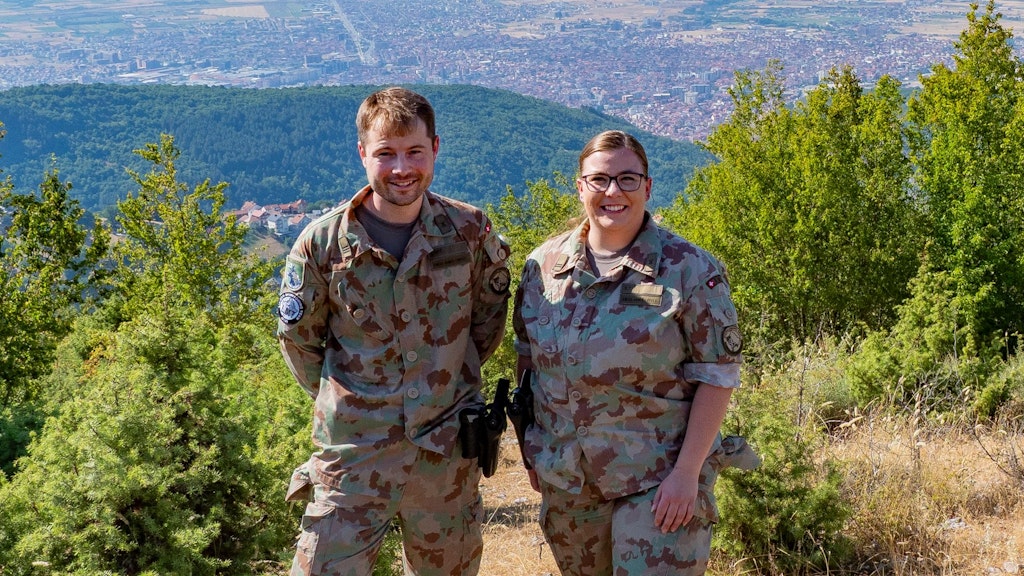 Hauptmann Mathias, Team Commander, und Oberleutnant Ramona, Teamleaderin des Liaison and Monitoring Teams in Prizren.
