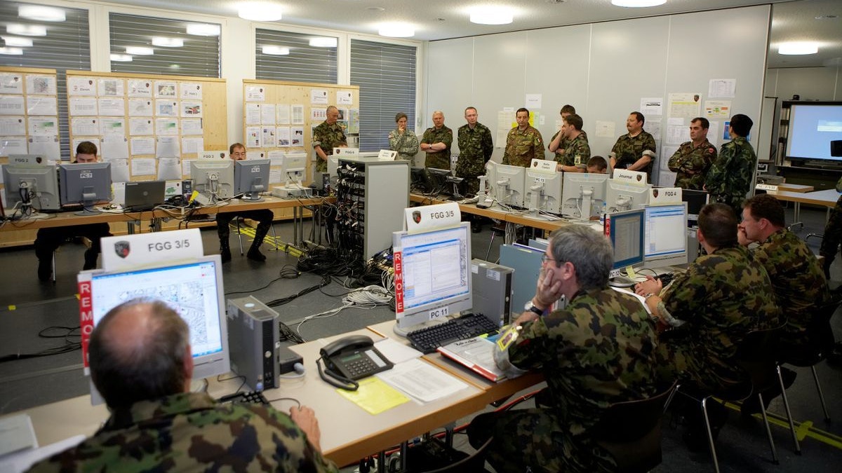 Lagebesprechung in der Zentrale für taktische Operationen in Stans