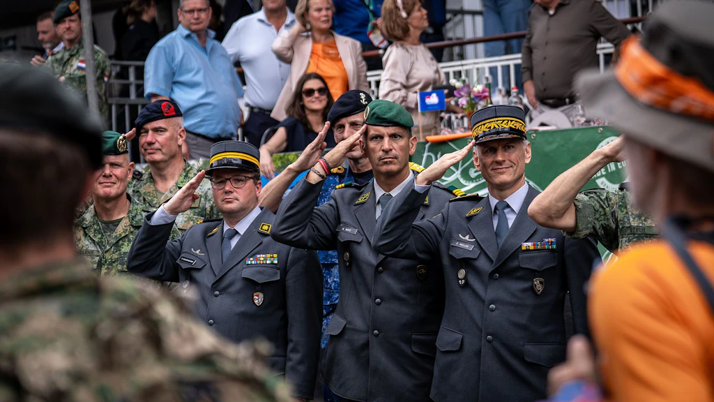 Salutierende Offiziere verschiedener Nationen, unter ihnen Divisionär Simon Müller und Oberst Ambros Notz.