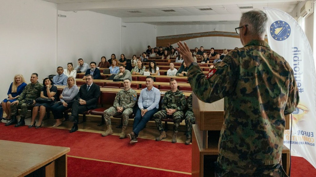 Als Chief Info Ops zählt es unter anderem zu den Aufgaben von Major Flavio die Führung der EUFOR über mögliche Narrative oder Falschmeldungen zu informieren, die das Ansehen der Mission negativ beeinflussen könnten.