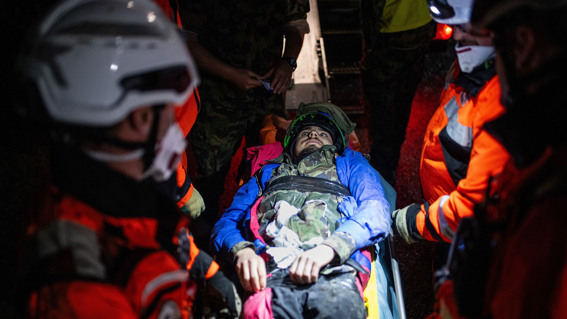 Teammitglieder üben das Bergen eines Verletzten. 