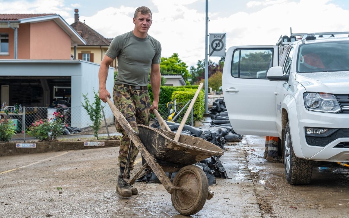 Cressier (NE), Geniebataillon, Naturkatastrophe, Gewitter, Überschwemmung, Katastropheneinsatz, Subsidiär, Hilfeleistung, Aufräumarbeiten, aufräumen, Garette, Karrette