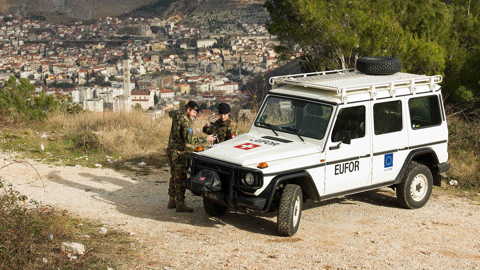 Since 2004, up to 20 members of the Swiss Armed Forces have supported the EUFOR ALTHEA mission in Bosnia and Herzegovina in liaison and observation teams (LOT). They are stationed at well-known or potential hot spots and work in close collaboration with the local population, local authorities and international organisations working in the same region. The teams gather and pass on information to EUFOR headquarters for the purpose of assessing the nationwide security situation  and compiling threat assessments. As part of the mission, a mobile training team of up to six Swiss small arms and ammu­nition specialists are training the armed forces of Bosnia and Herzegovina in the field of ammunition and weapons management.
