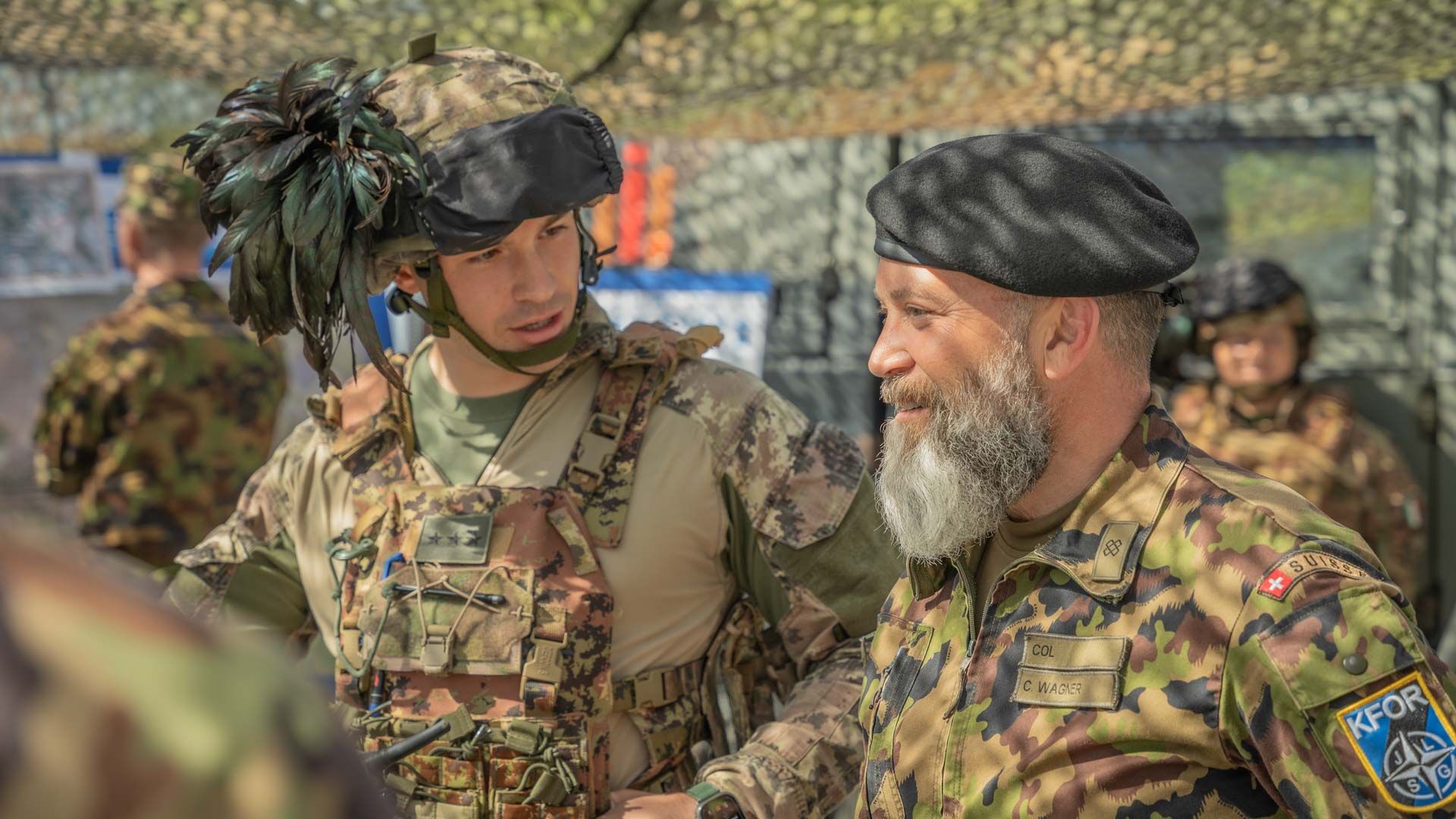 Dès octobre 2024, le commandant de la SWISSCOY (NCC) sera engagé en alternance avec l’Autriche dans la fonction de chef d’état-major ou de commandant du Joint Logistics Support Group de la KFOR. Le NCC occupe déjà le rôle de chef d’état-major depuis l’automne 2021.