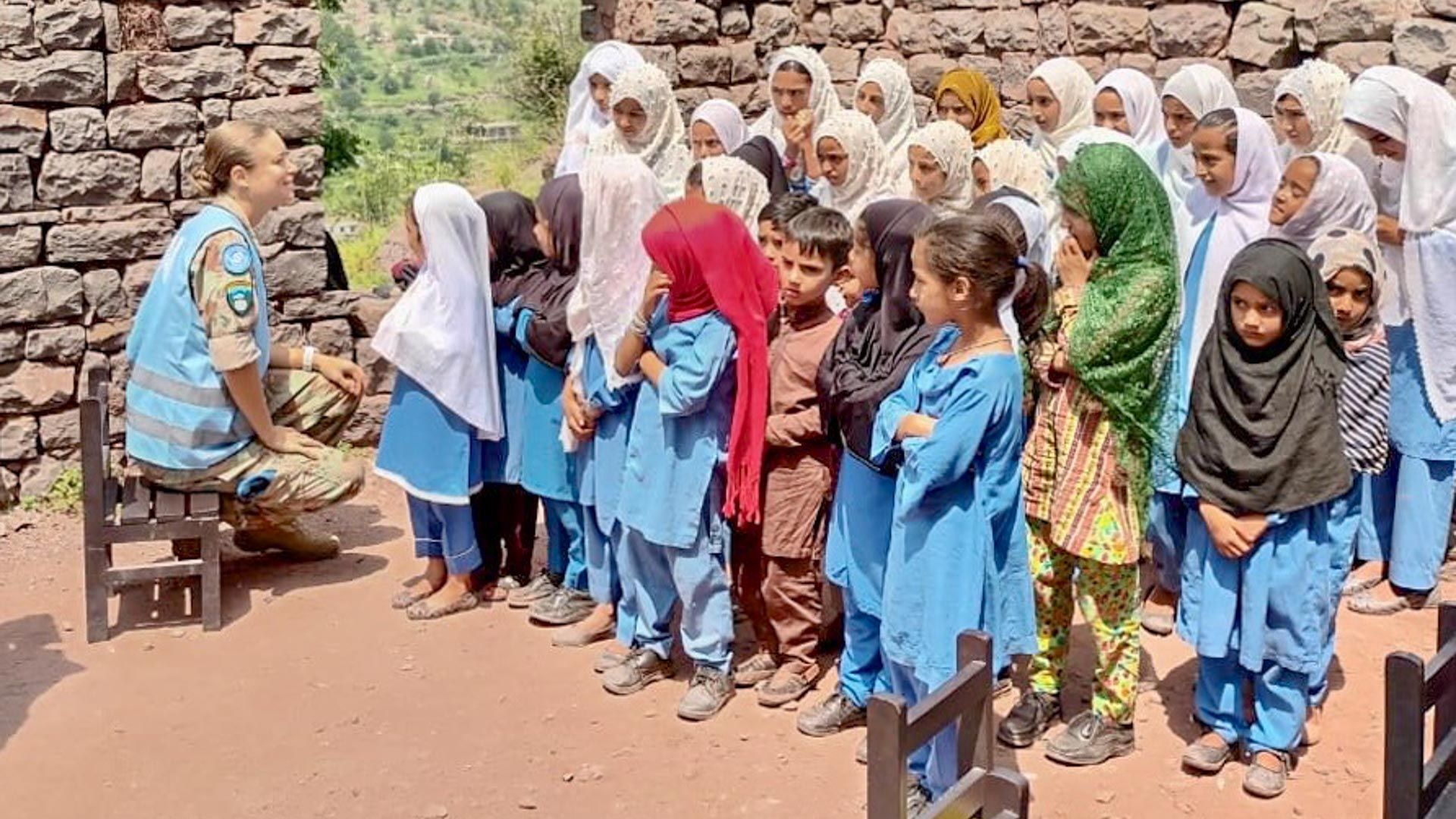 Lors d’une patrouille, le capitaine Vanessa von Viràg a visité une école primaire dans un village reculé du Pakistan Administered Kashmir.