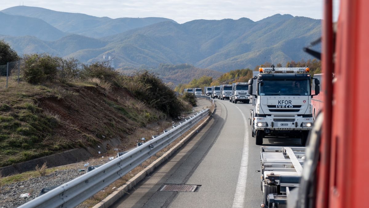 Ces derniers jours, plus de 30 conteneurs britanniques ont été transportés par la compagnie de transport de la SWISSCOY vers le port de Durrës, en Albanie. Le convoi comprenait des camions avec remorques pour transporter les conteneurs et un autre avec l’élévateur à fourche pour le déchargement.