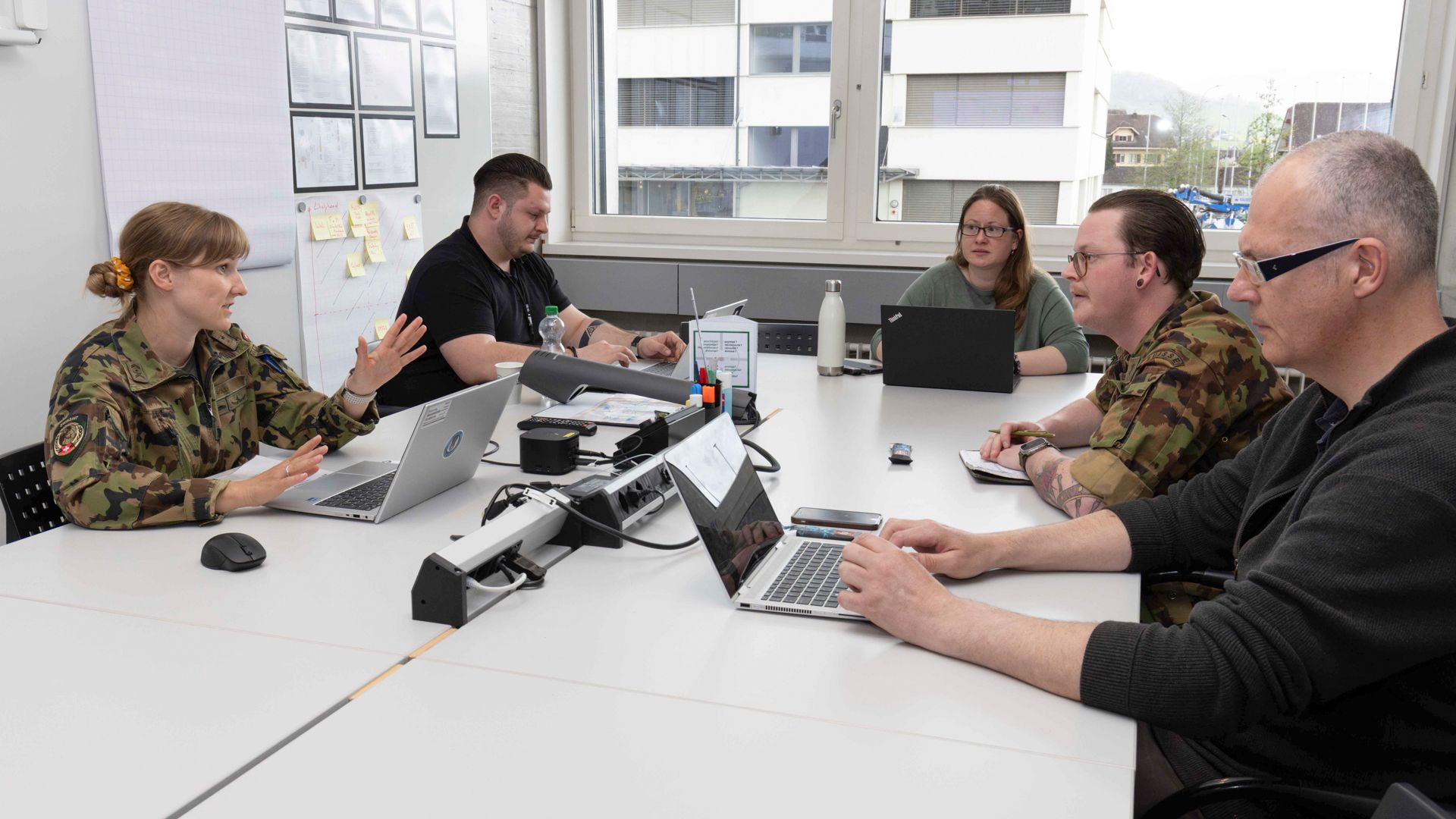 L’adj EM Nathalie Rölli dirige le rapport de coordination de la place d’armes. La concertation régulière avec l’ensemble des partenaires lors des rapports facilite la planification.