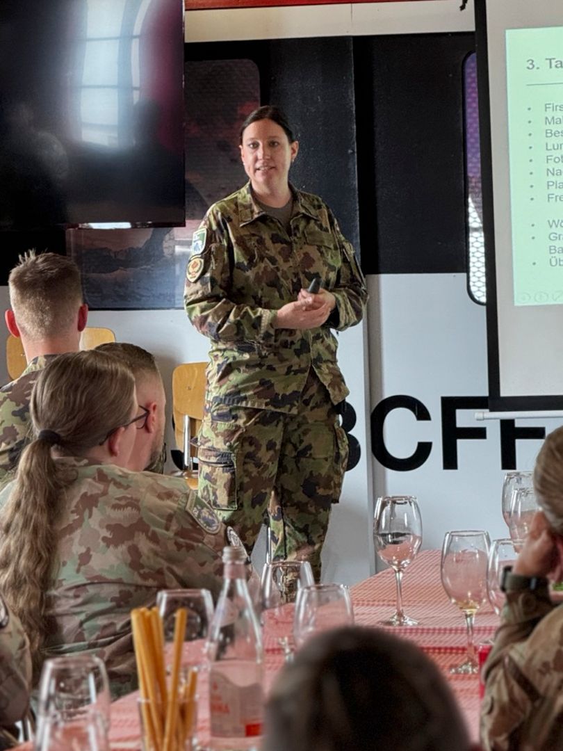 Parler en public fait aussi partie des activités d’un officier de presse et d’information.