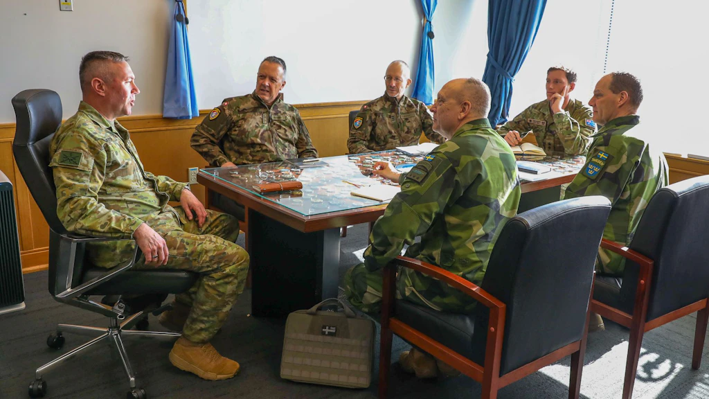 L’une des missions de la CSNN consiste à observer les exercices organisés deux fois par an conjointement par les forces armées américaines et sud-coréennes. À l’occasion de l’exercice réalisé au mois de mars, le divisionnaire Ivo Burgener (2e de g. à dr.) ainsi que d’autres représentants suisses et suédois de la CSNN ont rencontré le lieutenant-général Scott Winter, commandant adjoint du Commandement des Nations Unies. En tant que commission indépendante et impartiale, la CSNN vérifie que les exercices ont un caractère défensif et ne servent pas à préparer des opérations offensives contre la Corée du Nord. 