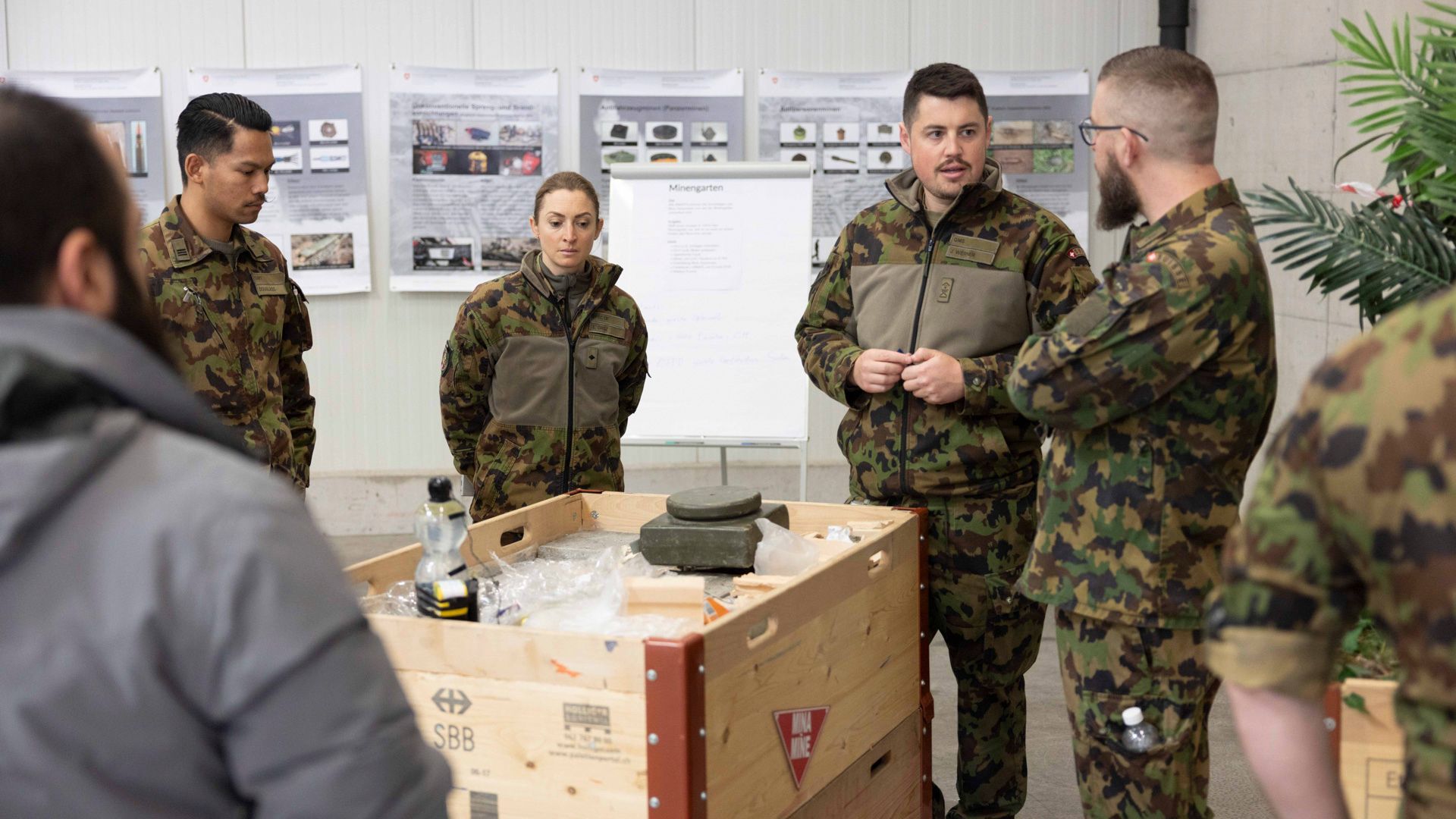 Par le biais d’un cours annuel de formation continue, Lara Droz et Julian Werner, de l’équipe du marketing du personnel, veillent à ce que les SMARTs disposent des informations les plus récentes et connaissent le nouveau matériel d’exposition.