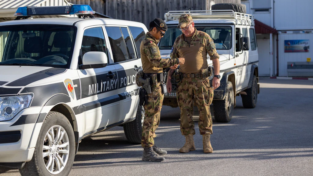 Le sergent-major chef Timo participe à une mission de promotion de la paix en tant que policier militaire au sein de la police militaire multinationale de la KFOR. Ses tâches comprennent notamment les contrôles routiers des membres de la KFOR. Sur la photo, on voit Timo avec un membre de la SWISSCOY appartenant à la compagnie de transport.