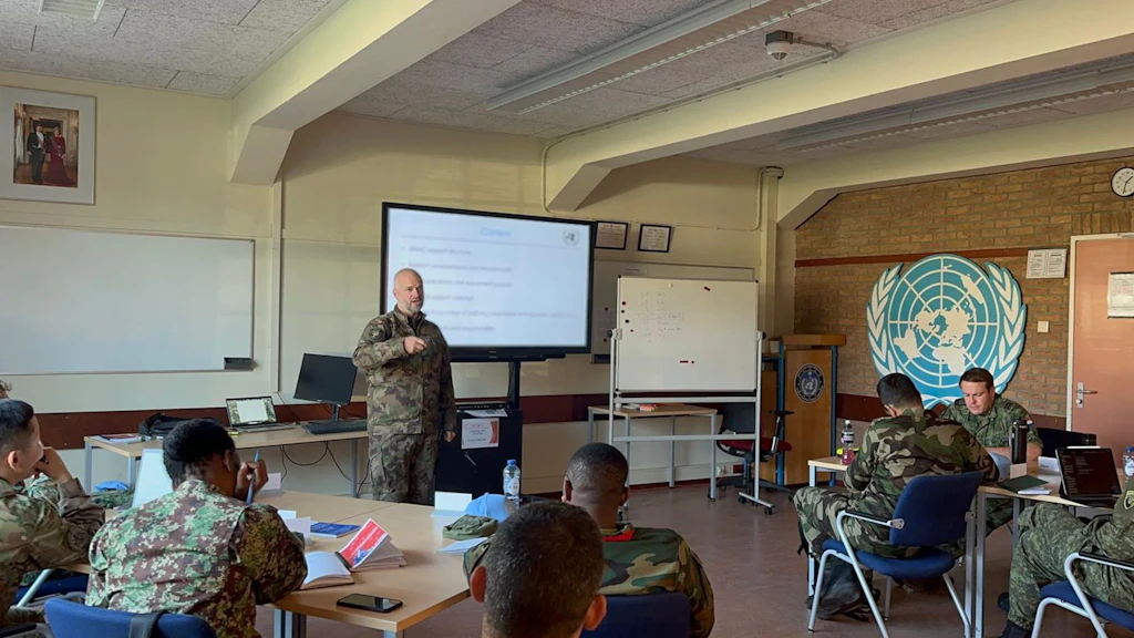 Partager les savoirs, renforcer la qualité : dans le cadre du partenariat international Fo(u)r-Peace Central Europe (4-PCE), les Pays-Bas et la Suisse échangent des instructrices et des instructeurs de leurs centres de formation pour les missions de promotion militaire de la paix.