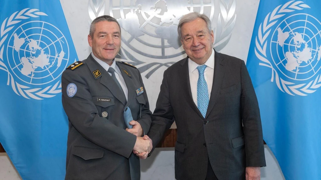 Le divisionnaire Patrick Gauchat a été chef de la mission d’observation militaire de l’ONUST au Moyen-Orient de décembre 2021 à février 2026 (à gauche sur la photo, aux côtés du Secrétaire général de l’ONU António Guterres). Il dispose de plusieurs décennies d’expérience dans la promotion militaire de la paix et a effectué des missions dans différentes fonctions au sein de l’ONUST, de la NNSC en Corée du Sud, de la SWISSCOY au Kosovo et au siège de l’ONU à New York.