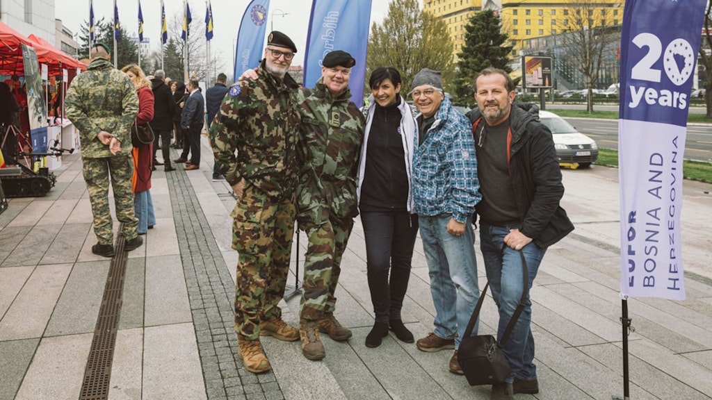 Le major Flavio Marchesi, avec des collègues de l’équipe de communication stratégique lors d’une manifestation organisée par l’EUFOR. De tels événements constituent des occasions pour dialoguer avec la population et lui faire mieux accepter la présence de la mission.