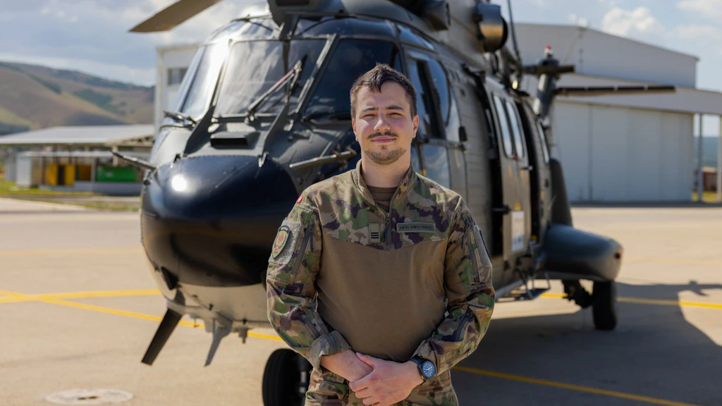 Le capitaine Thibault est responsable de la planification et de la coordination des engagements des Super Puma suisses au profit de la KFOR.