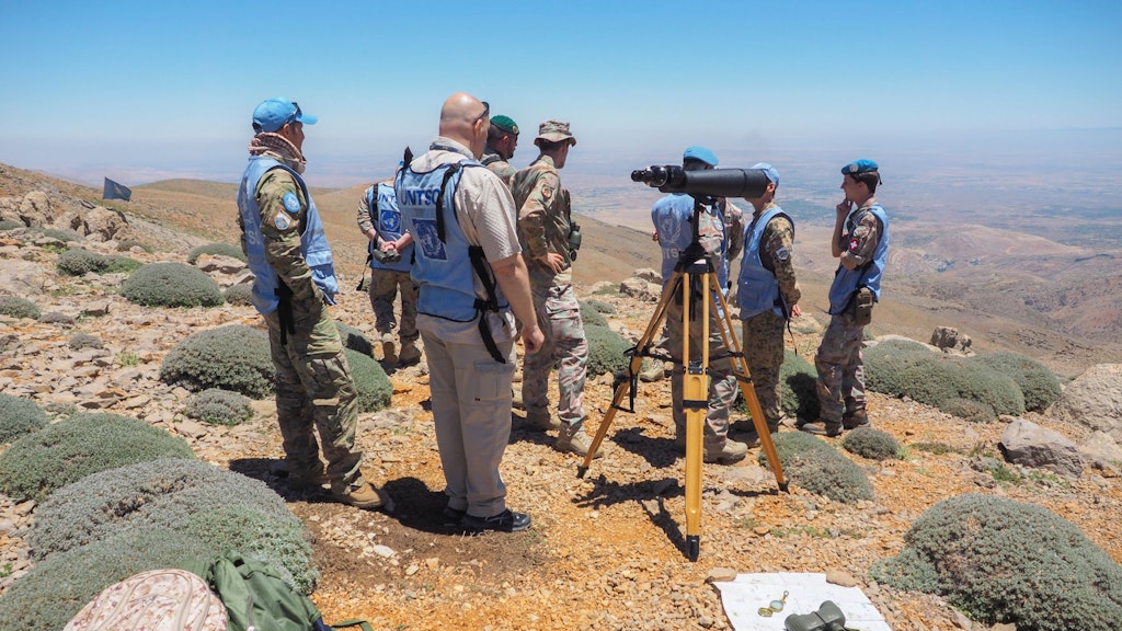 Les voyages de service effectués régulièrement dans les zones de mission permettent non seulement de mieux appréhender la situation d’ensemble, mais aussi d’acquérir des connaissances importantes en matière d’instruc¬tion, de matériel utilisé et d’engagements futurs. Photo d’archives : visite d’une délégation SWISSINT sur le Golan, du côté syrien.