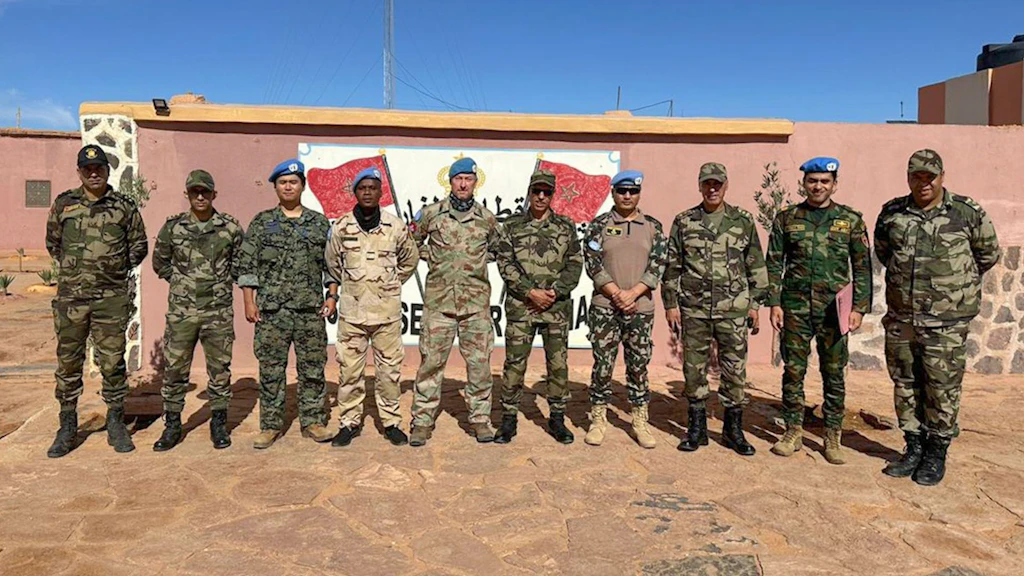 En compagnie d’autres membres de la MINURSO, le lieutenant-colonel Martin (5e personne à partir de la gauche) a rendu une visite de travail de routine aux Forces armées royales du Maroc. 
