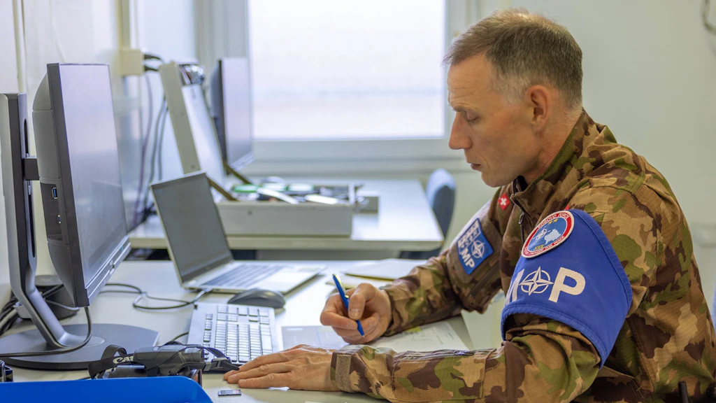 Les membres de la police militaire multinationale ne travaillent pas uniquement sur le terrain; ils doivent également effectuer des tâches administratives, telles que la rédaction de rapports et la documentation d’événements, d’accidents, de dommages et autres incidents.