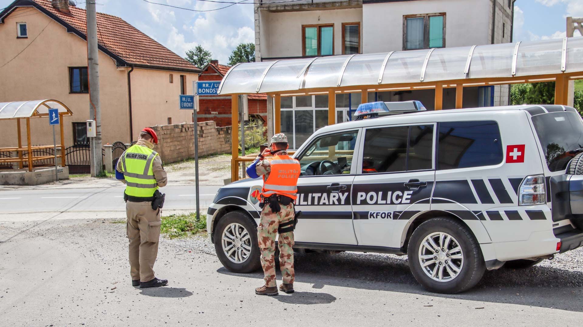 En tant que membres de la SWISSCOY, les policiers militaires suisses font également partie de la police militaire multinationale de la KFOR. La police militaire dans son ensemble peut profiter durablement de cet échange international et de ces expériences.