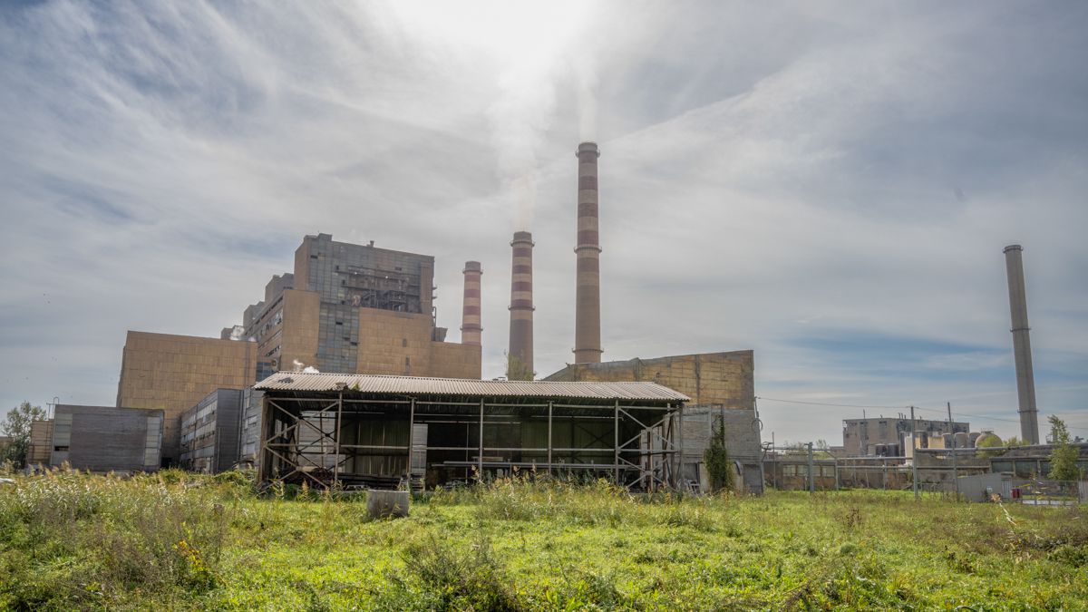 Les installations de la régie KEK (Korporate Energjetike e Kosovës) jouent un rôle essentiel pour la population et l'économie kosovare. C'est pourquoi leur surveillance prend une place non négligeable parmi les tâches de la KFOR.