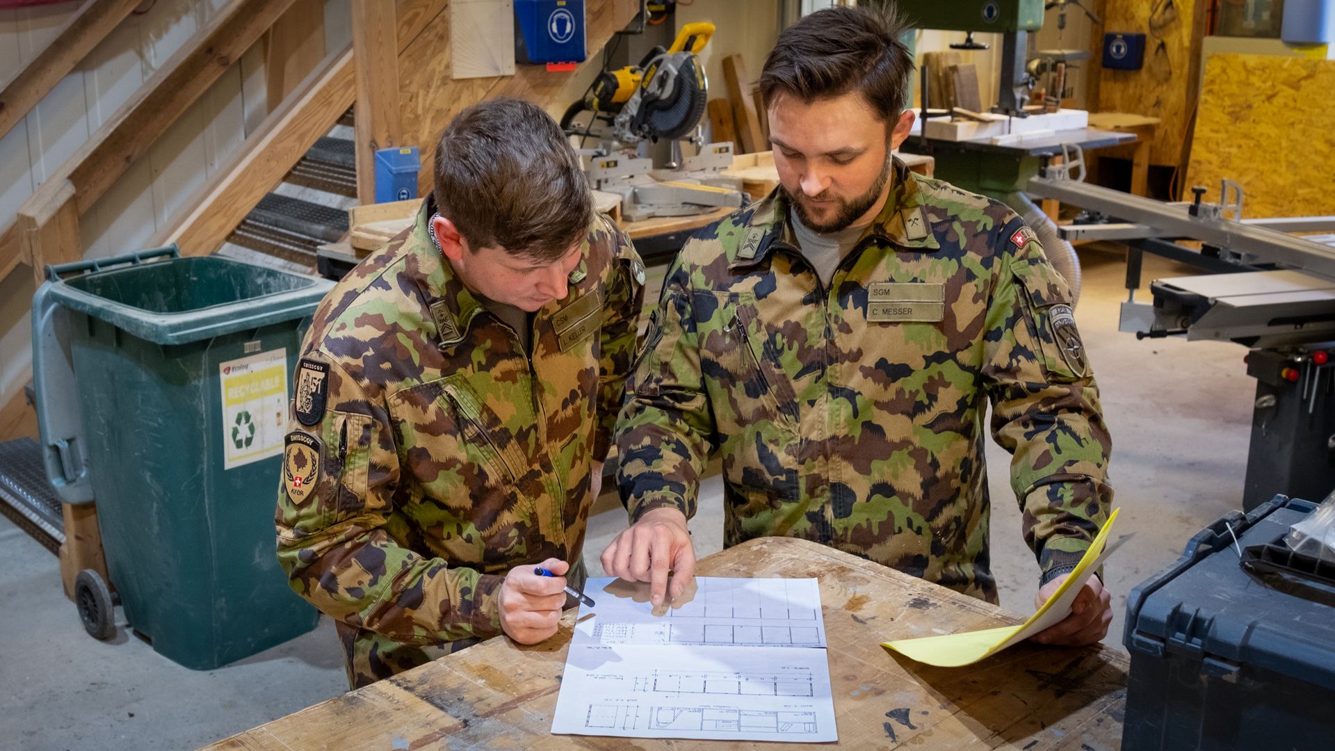 Le travail est très varié. Il ne s’agit pas seulement de faire des réparations sur des bâtiments ou des appareils, mais aussi de trouver des solutions et de savoir improviser. 