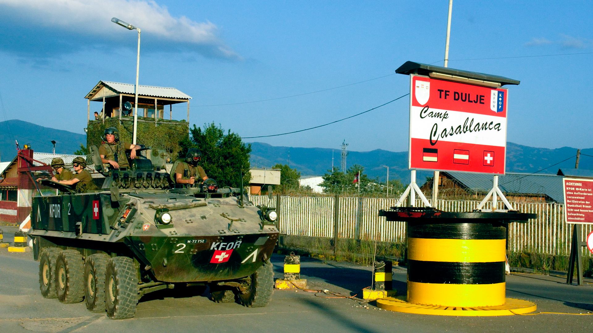 Suite à l’approbation par le peuple suisse de l’armement des soldats pour leurautoprotection dans le cadre d’opérations de promotion de la paix, la SWISSCOY a été complétée par une section d’infanterie en octobre 2002.