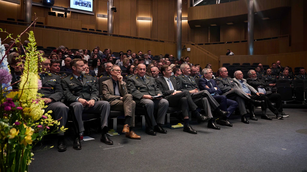 Les invitées et invités écoutant les discours lors de la cérémonie.