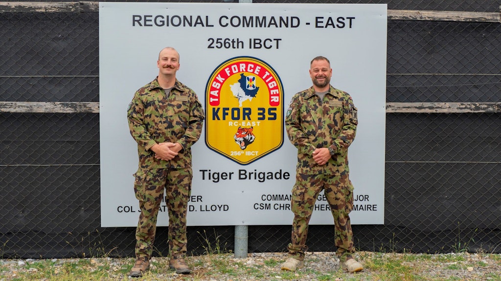 Le chef du Tactical Effects Center, le lieutenant-colonel EMG Alessandro Bernasconi, travaille avec son adjoint au Joint Operations Center du Camp Bondsteel.