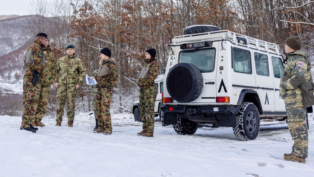 Lors de la visite de coordination sur le terrain, le major Adrian est accompagné par des collaborateurs de la Joint Effect Cell.