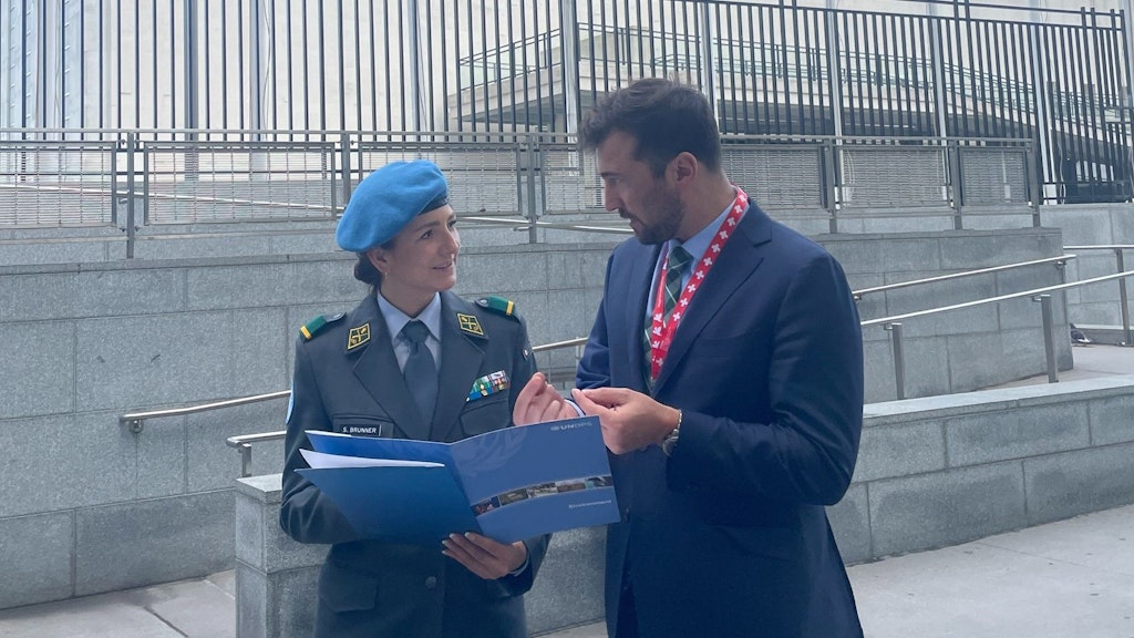 Au siège de l’ONU à New York, des membres de l’Armée suisse s’engagent également en faveur de la paix et de la coopération internationale. Désormais, jusqu’à 25 officiers peuvent être déployés dans différents sites de l’ONU à travers le monde.